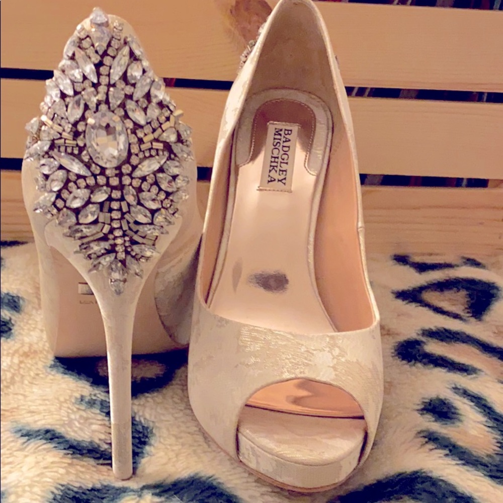 Badgley Mischka size 9 peep toe pump
